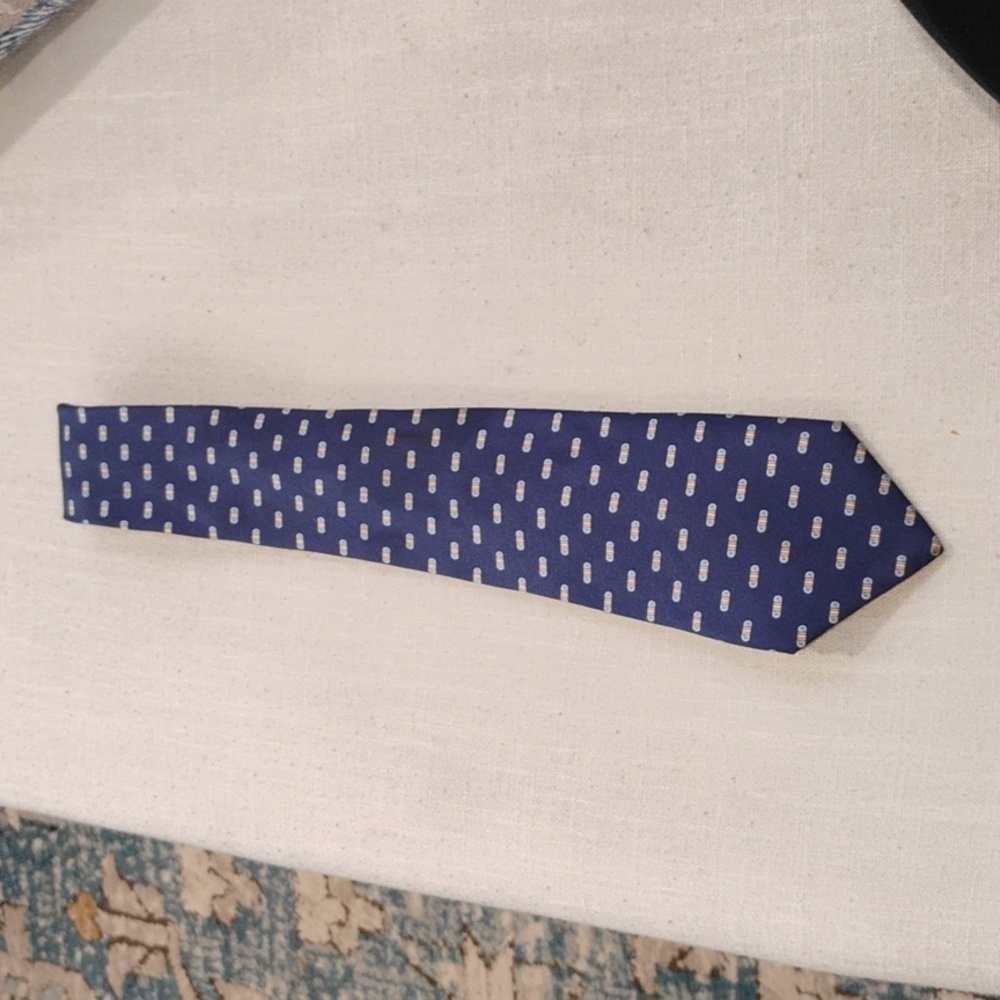 Gucci navy tie with little banded design - Picture 2 of 4